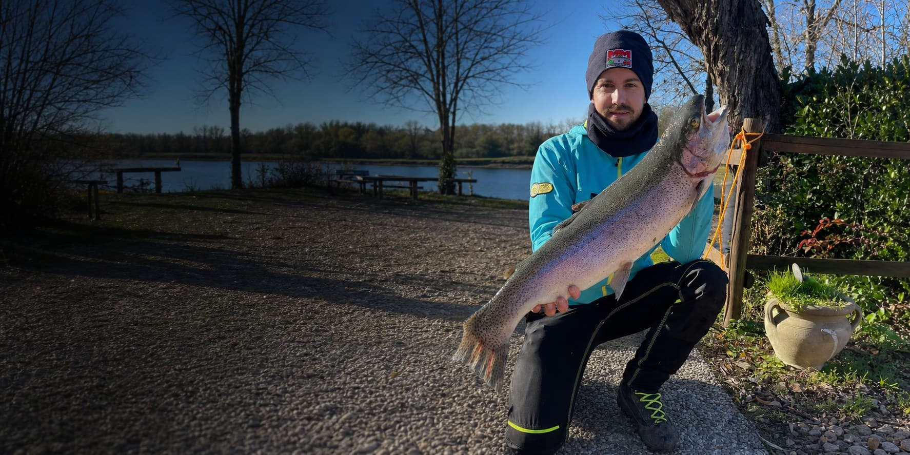 Mattia con una trota: il pescatore dietro MM Trout Special Hooks